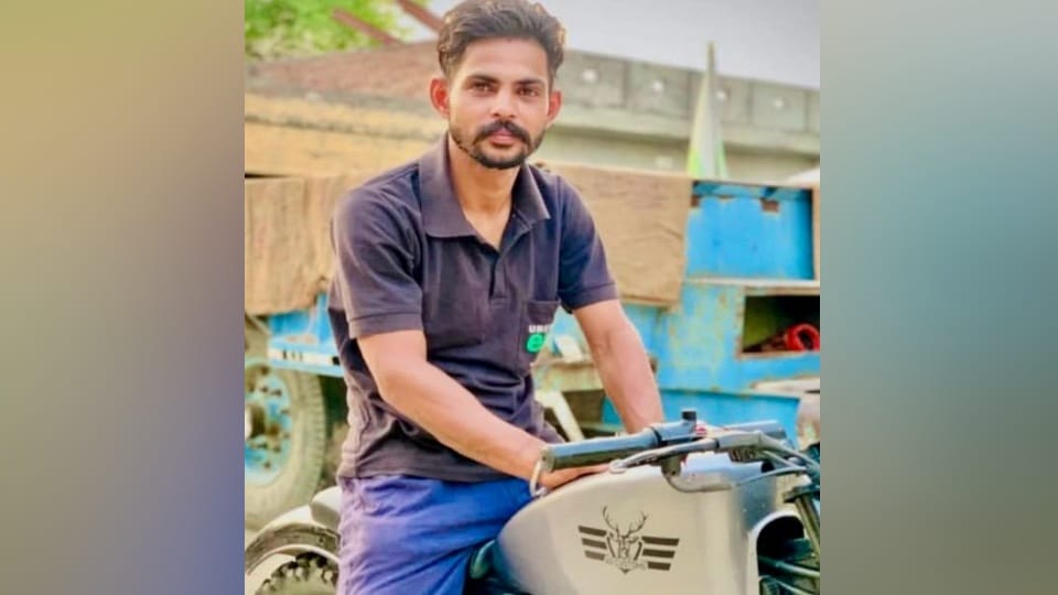 Young man kill himself in front of his girlfriend in Halwara