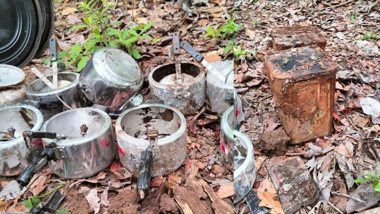 Dhamtari: चमेदा जंगल में नक्सलियों का डंप सामान बरामद, कुकर बम सहित सामग्री जब्त