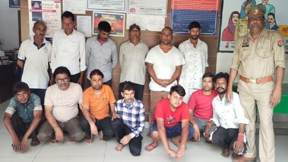 Meerut: 13 bookies were caught by the police, they were given bail in the police station itself