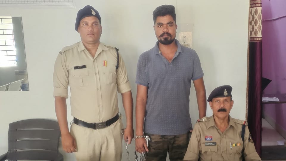 पुलिस की गिरफ्त में आरोपी