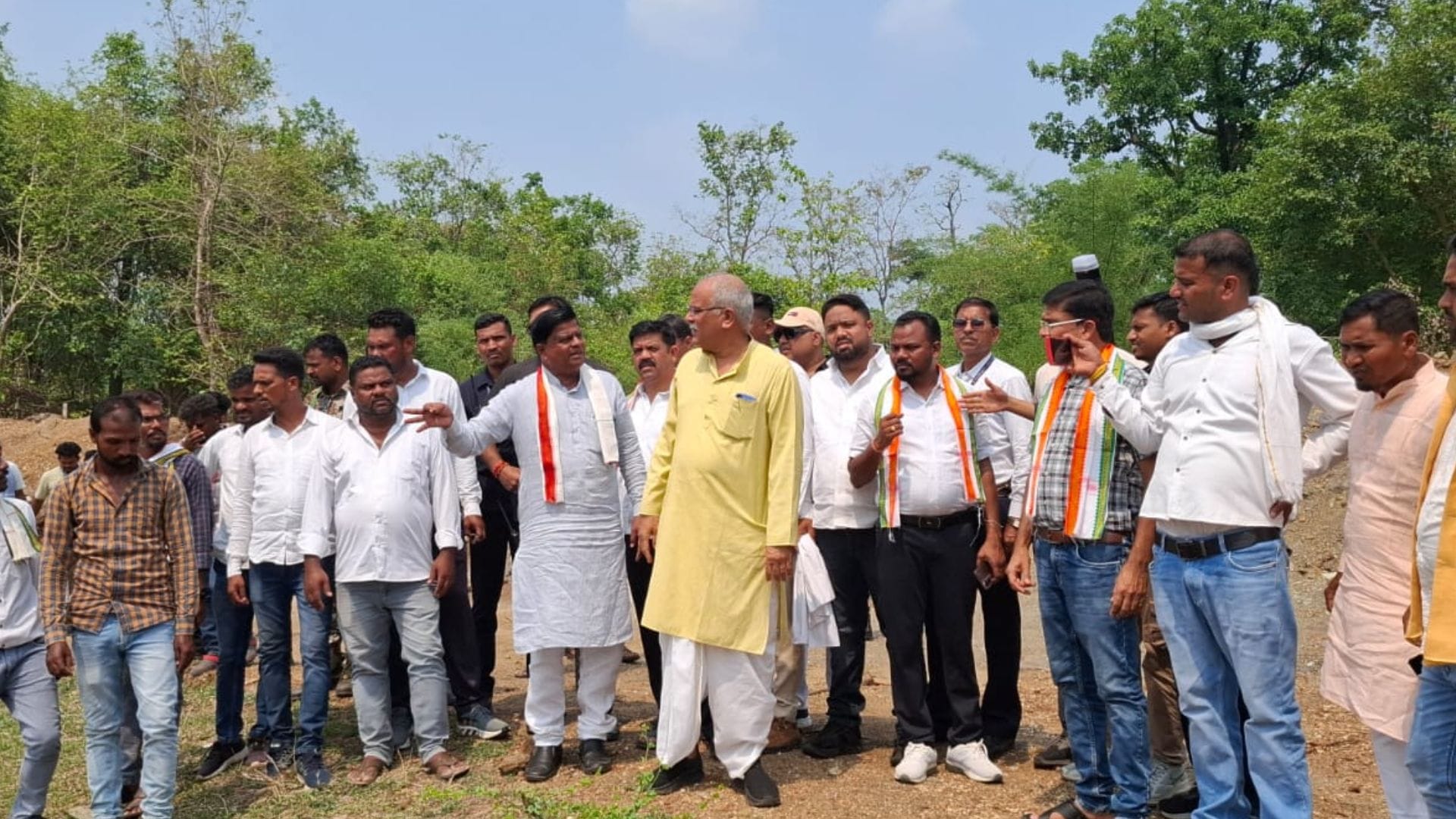 पूर्व सीएम ने कोरंडम खदान का निरीक्षण किया