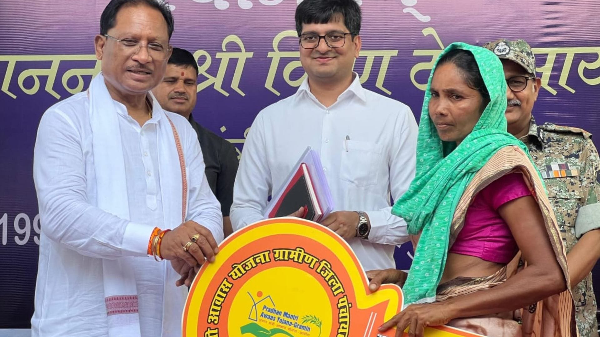 सीएम साय ने  माओवाद पीड़ित परिवारों को सौंपीं चाबियां