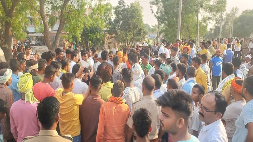 Anger among family and villagers due to murder of 12th student in Gonda road blocked by keeping dead body