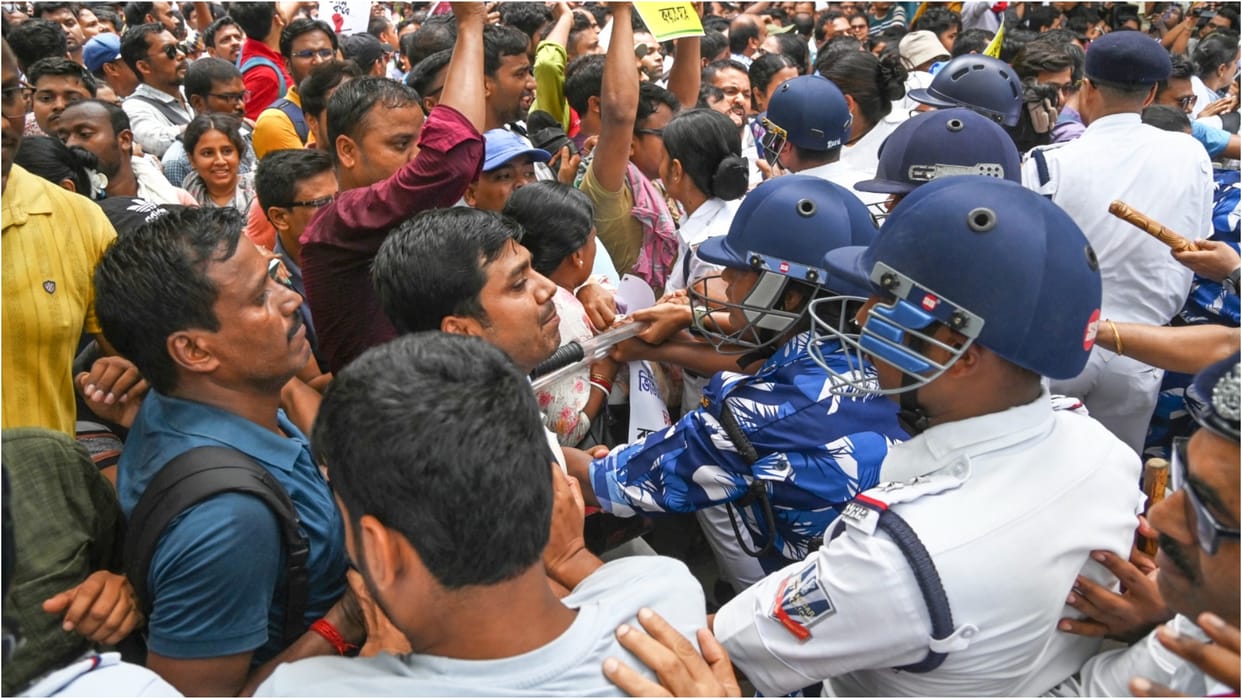 Unemployed teachers demonstrated at Vikas Bhawan in kolkata, police lathicharged; two women injured