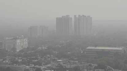 दिनभर धूल से ढका रहा आसमान