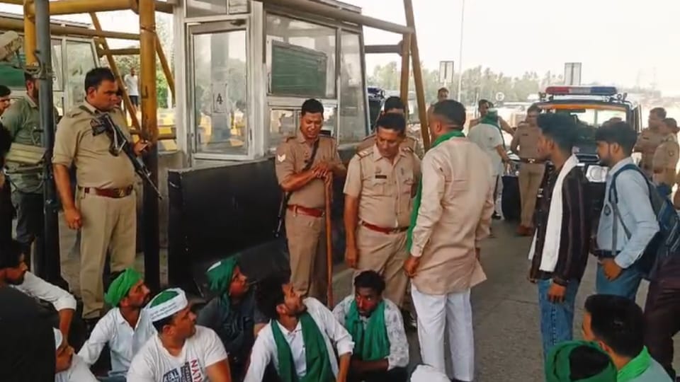 Saharanpur: Bhakiyu Bedi staged a sit-in at the toll, clashed with the police over detaining a worker