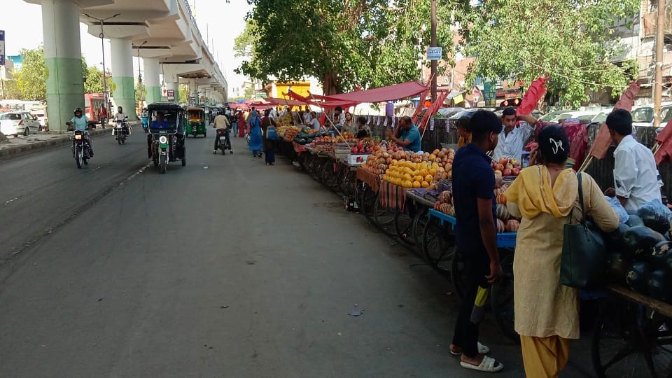 Shops are set up on the sidewalk, people walk on the road and fall victim to accidents