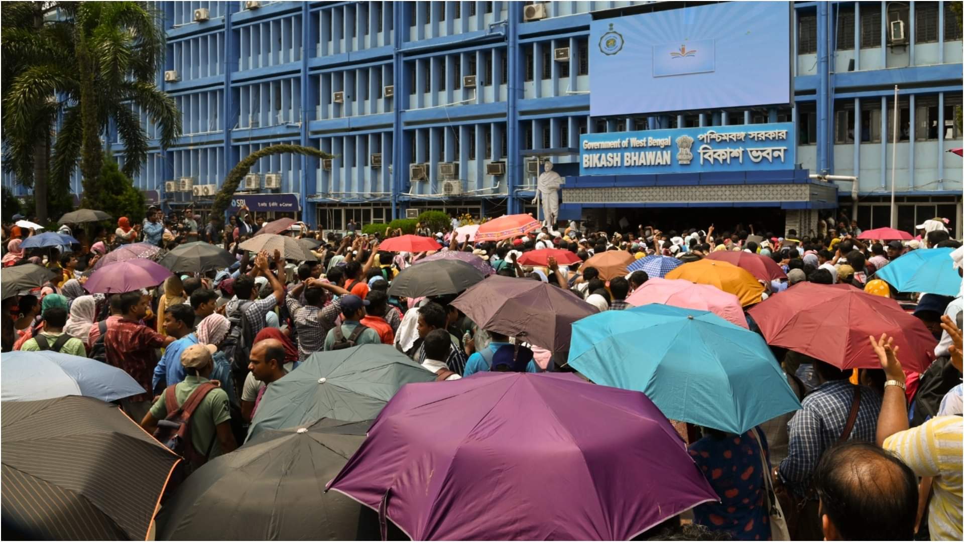 विकास भवन के बाहर मौजूद शिक्षकों की भीड़। (File Photo)