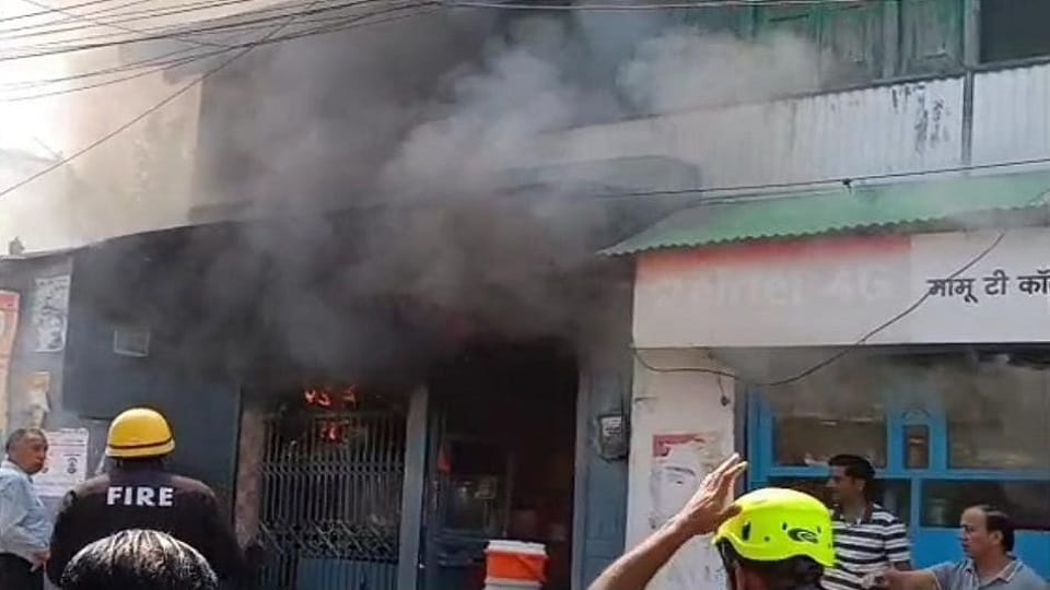 Almora Fire News: fire in dairy at almora