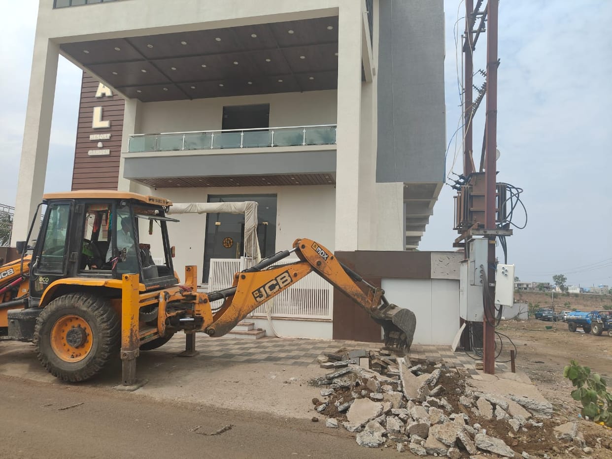 Bhopal: Encroachment removed from illegal colonies and government land, district administration freed three ac
