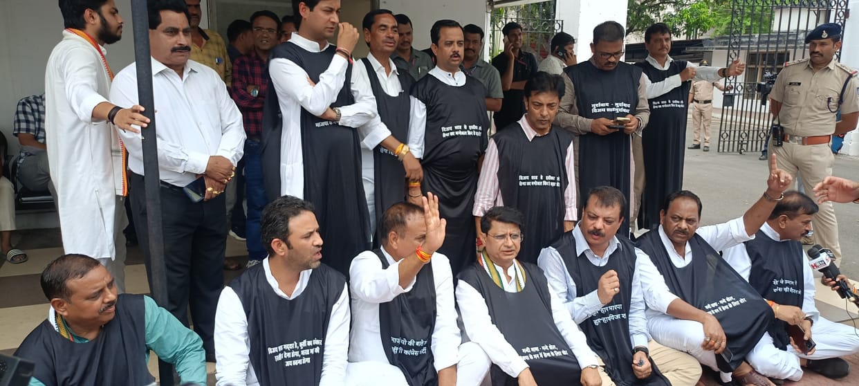 Bhopal: Police took away Congress MLAs sitting on dharna outside Raj Bhavan, demand for dismissal of minister