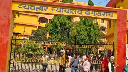 Bihar News: Terror of mad dog in Begusarai court, eight people including lawyer and court employee injured