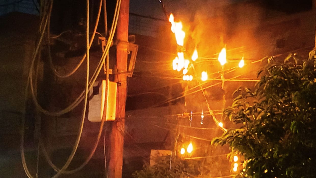Varanasi News Transformers burnt two places due to overload power cut for three hours people in panic