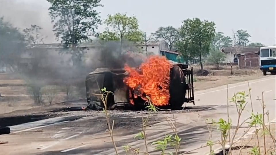 Massive fire broke out after mini diesel tanker overturned in Dhamtari