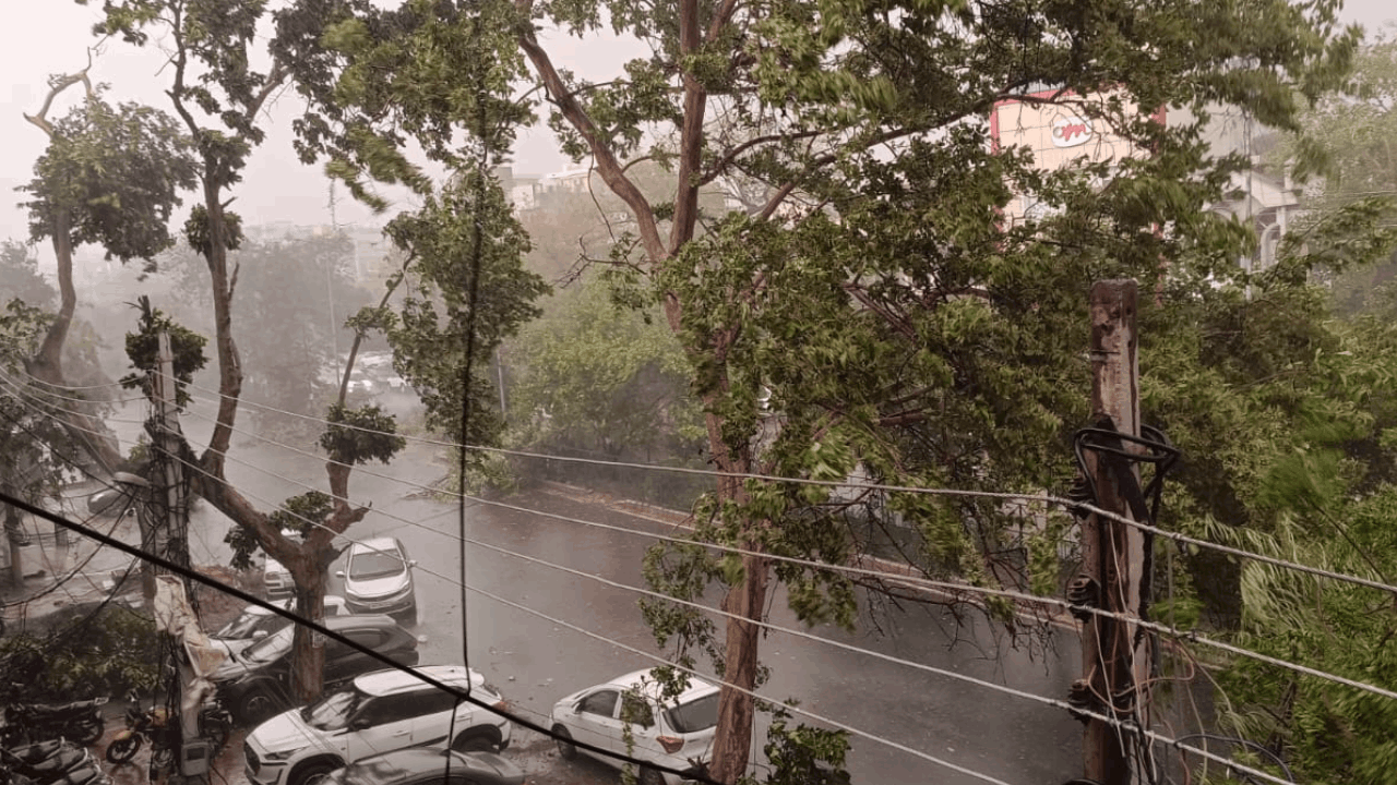 Delhi NCR Rain Storm blew at speed of 30-50KM along with rain and Delhi Airport advisory