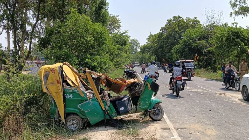Hardoi Road Accident Four bodies and two legs were seen scattered on road See Photos