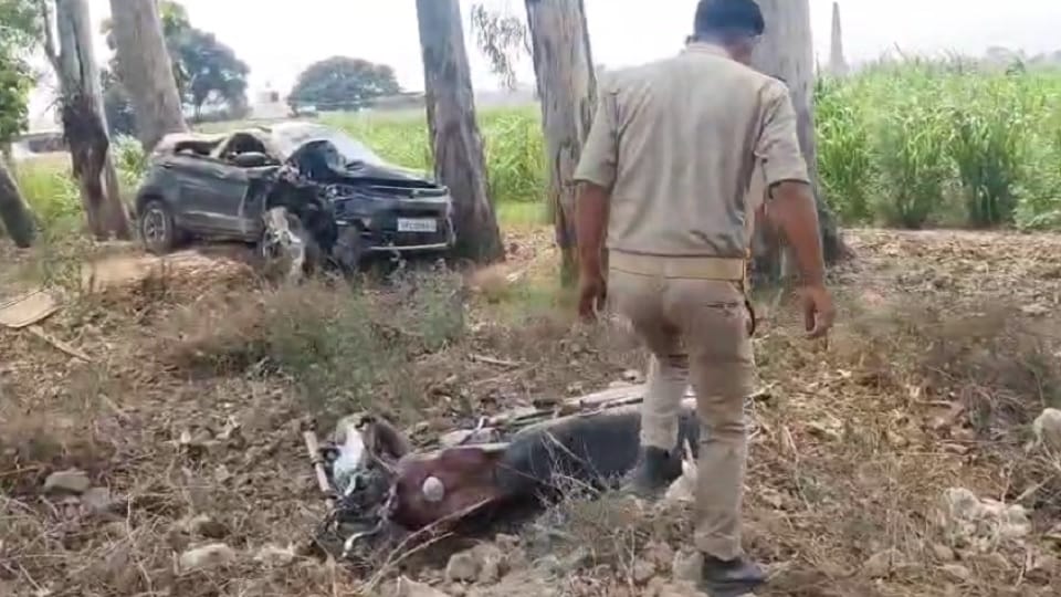 Muzaffarnagar: After hitting the bike, the car overturned several times, hit a tree, three died
