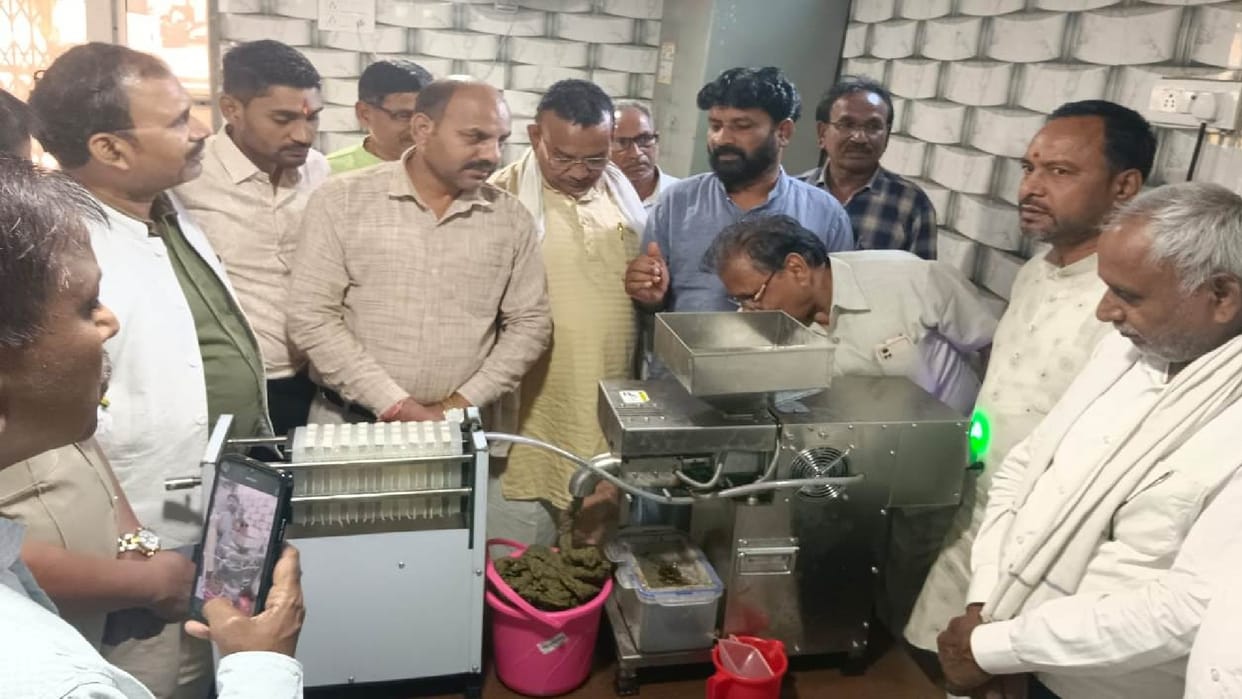 Chairman of Chhattisgarh Oil Ghani Development Board inspected the oil ghani machine in CG