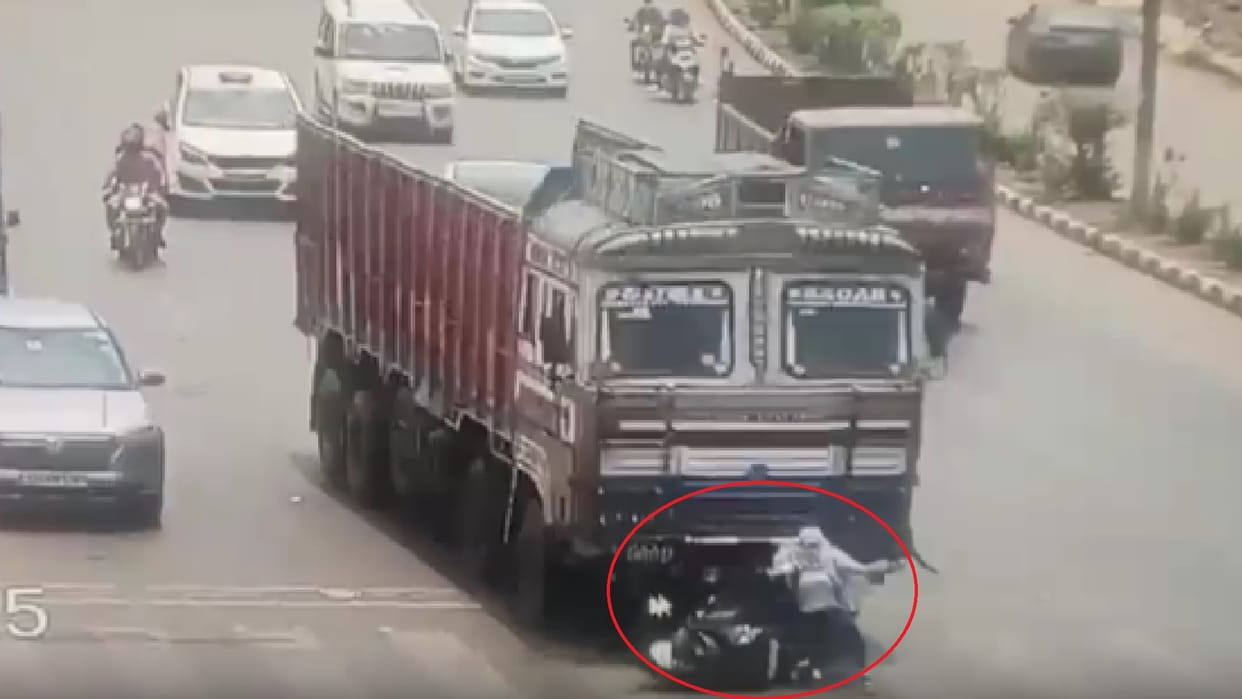 Raipur Road Accident: Truck ran over a girl riding a scooter, she died on the spot,