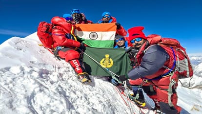 Amit Shah congratulates ITBP personnel for success in summiting Mount Makalu News In Hindi
