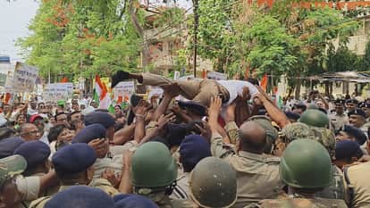 Congress protests over reduction in working days of MNREGA workers in Durg