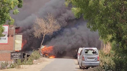 Kanpur: massive fire broke out in car garage due to short circuit, more than 12 vehicles burnt