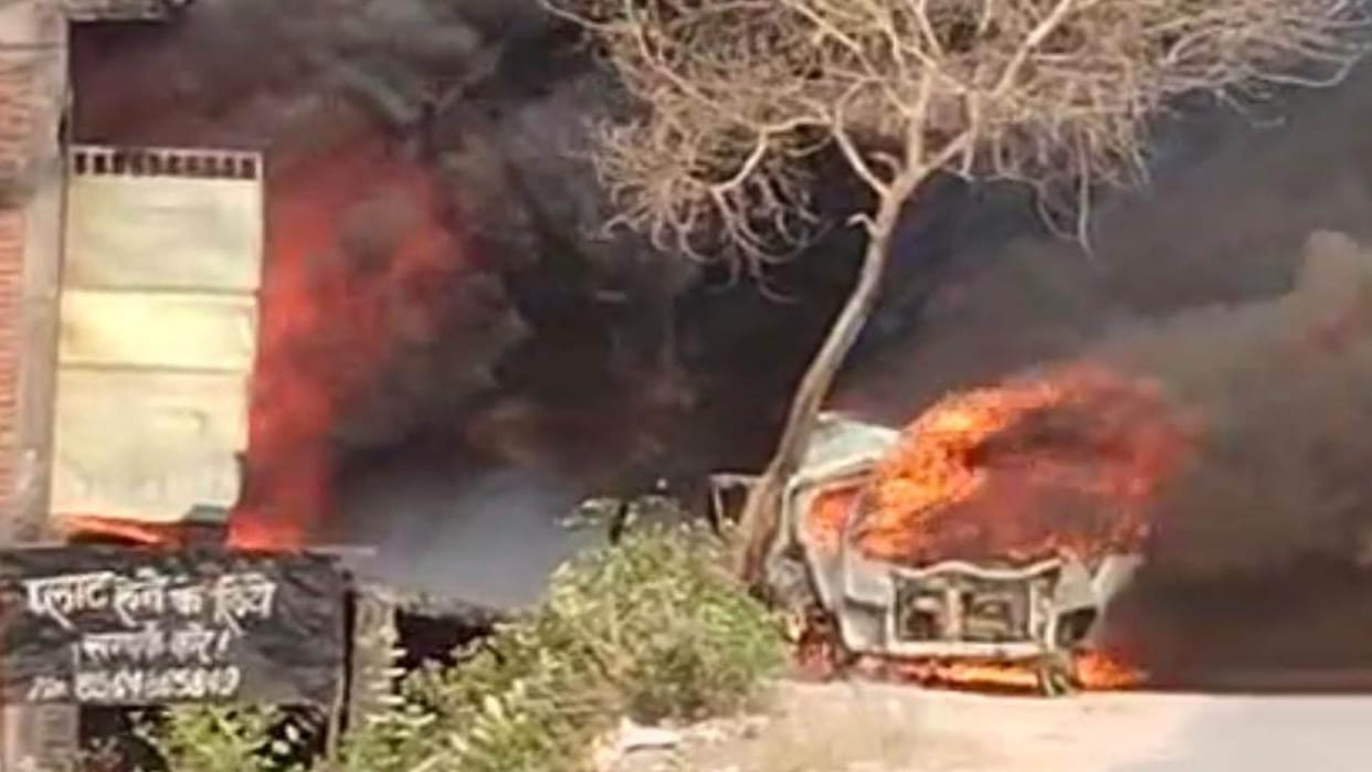 Kanpur: massive fire broke out in car garage due to short circuit, more than 12 vehicles burnt