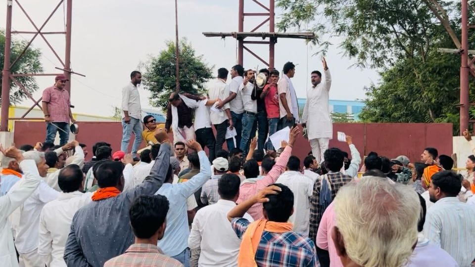 Kisan Congress protested over pending payment of Rs 40 crore for sugarcane in Kabirdham