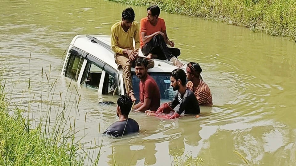 The car fell into Rajbaha after hitting the tempo