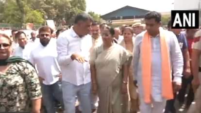 मुख्यमंत्री रेखा गुप्ता ने आजादपुर मंडी का किया निरीक्षण