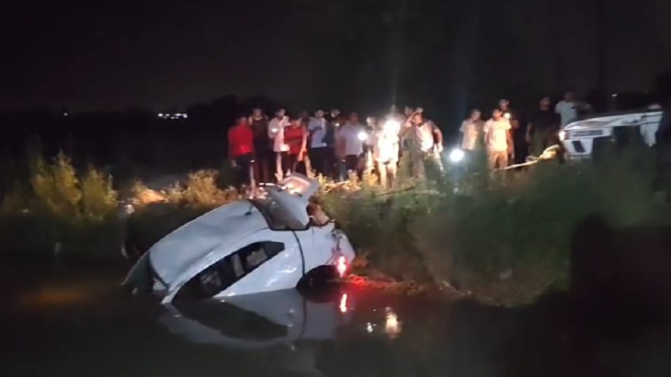 UP News: Encounter in Bijnor, miscreants' car fell into the canal, constable jumped into the canal, died