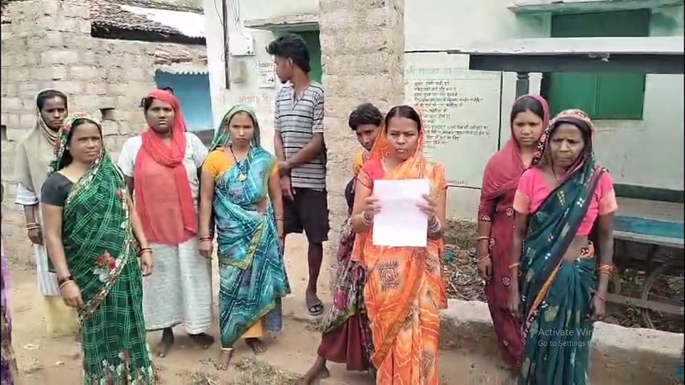 There is a water crisis in the martyr village in Jashpur only air comes out of the tap