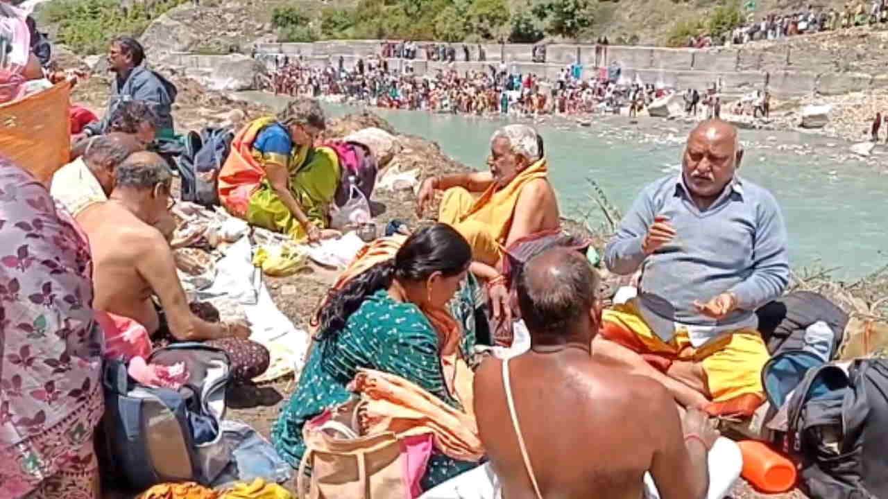 Pushkar Kumbh badrinath Mana village More than 10000 devotees took a holy dip in Pushkar Kumbh Watch Photos