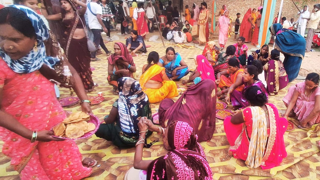 Varanasi news Food was looted in mukhyamantri samuhik vivah many brides and grooms remained hungry