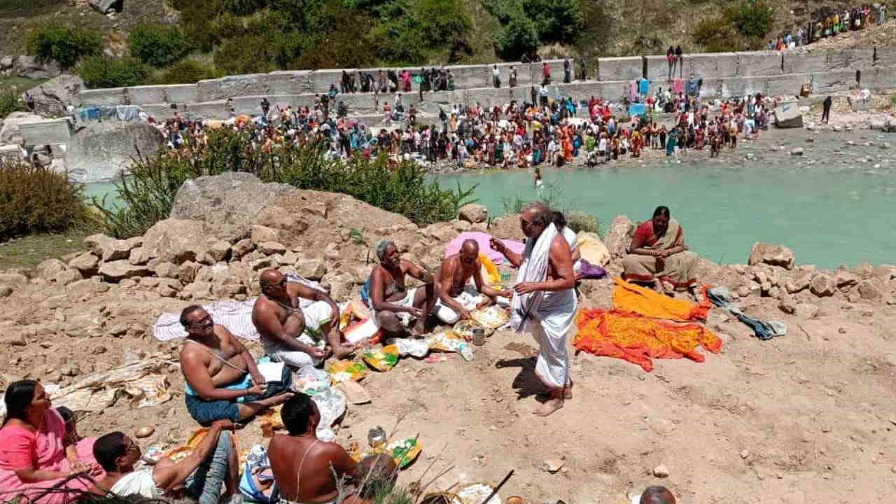 Pushkar Kumbh badrinath Mana village More than 10000 devotees took a holy dip in Pushkar Kumbh Watch Photos