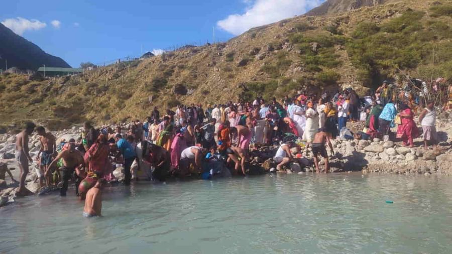Pushkar Kumbh badrinath Mana village More than 10000 devotees took a holy dip in Pushkar Kumbh Watch Photos