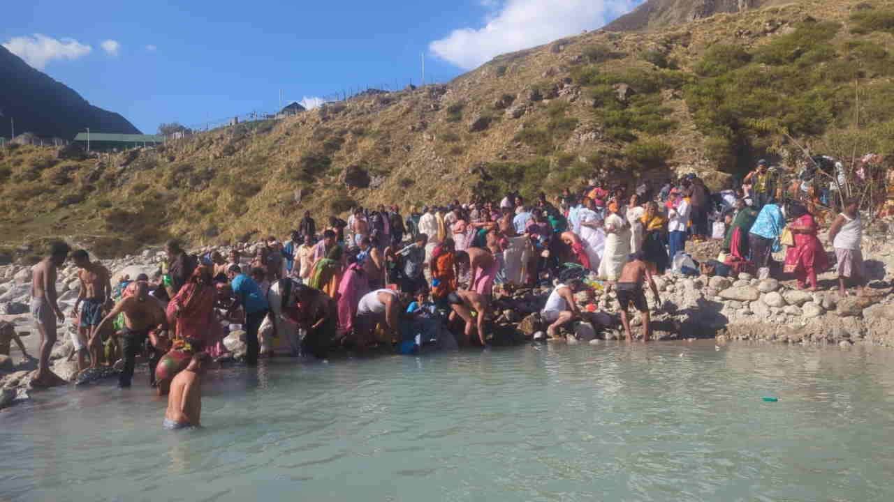 Pushkar Kumbh badrinath Mana village More than 10000 devotees took a holy dip in Pushkar Kumbh Watch Photos