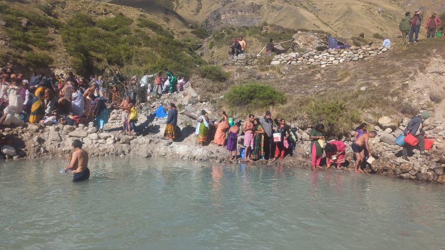 Pushkar Kumbh badrinath Mana village More than 10000 devotees took a holy dip in Pushkar Kumbh Watch Photos