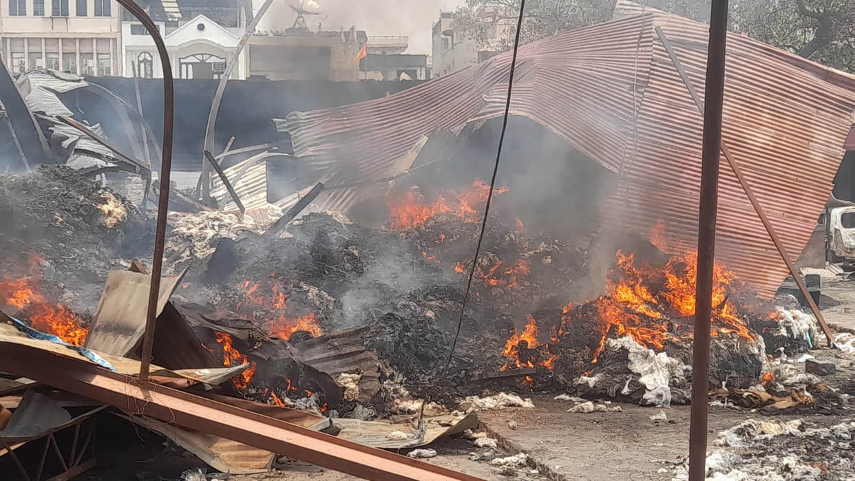 Kanpur: Massive fire again in Collectorganj Galla Mandi, fire brigade brought it under control