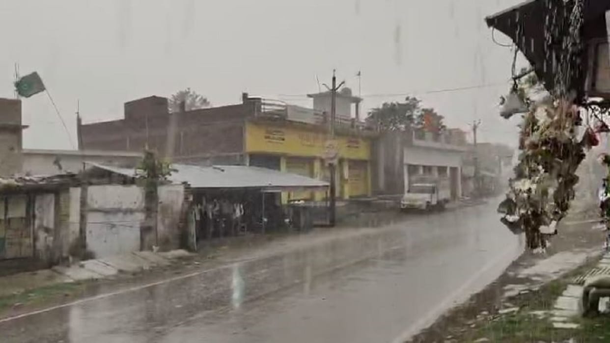 Heavy rain with storm people got relief from heat in Lakhimpur Kheri