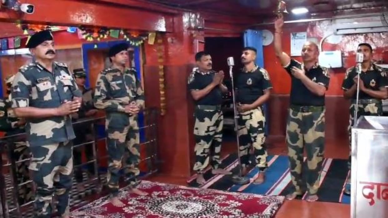 Jaisalmer News: BSF offered prayers at Tanot Mata temple, prayed for peace and security in the country