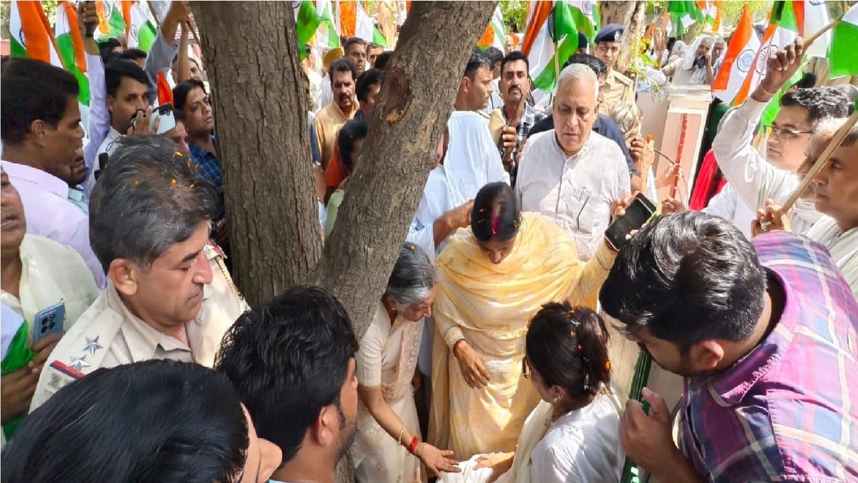Tiranga Yatra in Hisar: BJP's Rajya Sabha member Kiran Chaudhary felt dizzy, workers in panic