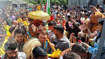 Chamoli: भगवान गोपीनाथ से आज्ञा लेकर अपने मंदिर के लिए रवाना हुई रुद्रनाथ की डोली, 18 को खुलेंगे कपाट Chamoli News Rudranath palanquin left for its temple after taking permission from Lord Gopinath
