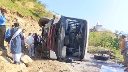 road accident: HRTC bus overturned on the middle of the road in Sarayanj of Arki solan, 13 passengers injured
