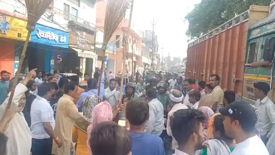 Angry sanitation workers blocked Agra Road due to non-payment of salary