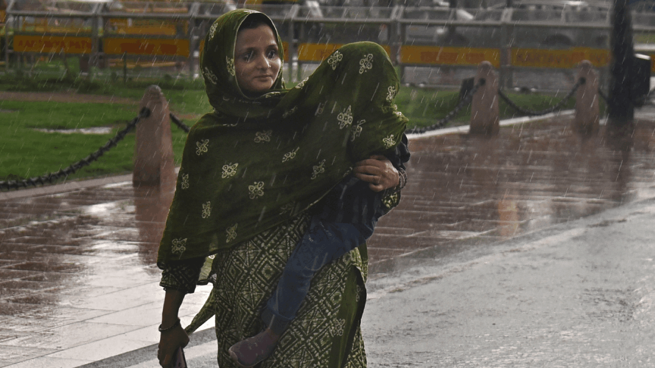 Delhi NCR Rain Storm blew at speed of 30-50KM along with rain and Delhi Airport advisory