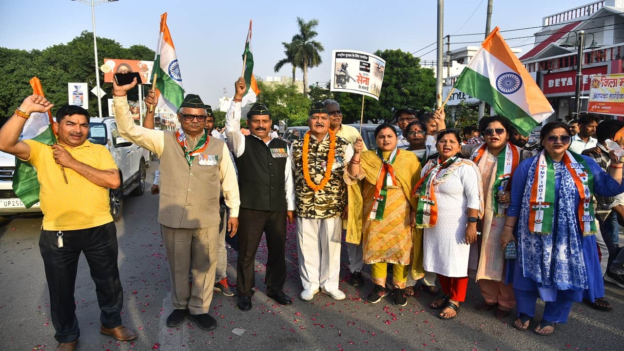 People took out a Tiranga Yatra in honour of the army in Bareilly