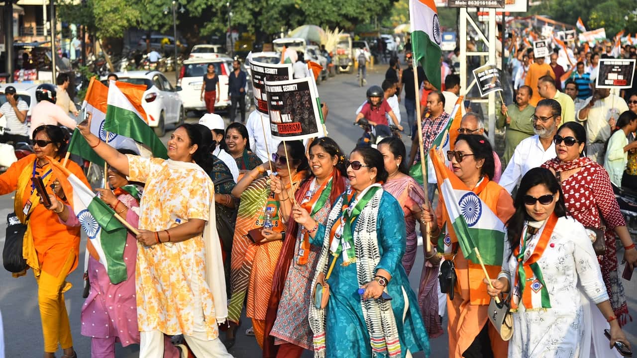 People took out a Tiranga Yatra in honour of the army in Bareilly