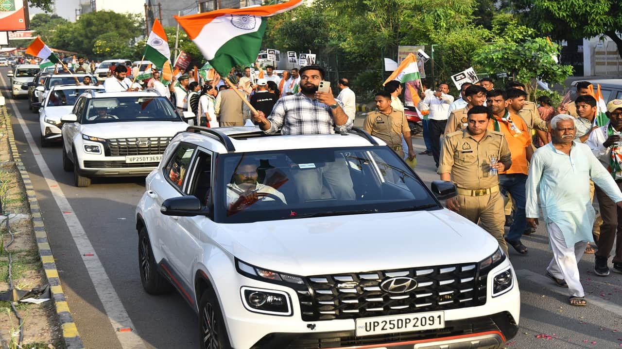People took out a Tiranga Yatra in honour of the army in Bareilly