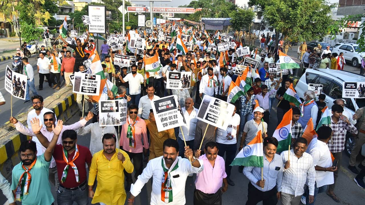 People took out a Tiranga Yatra in honour of the army in Bareilly